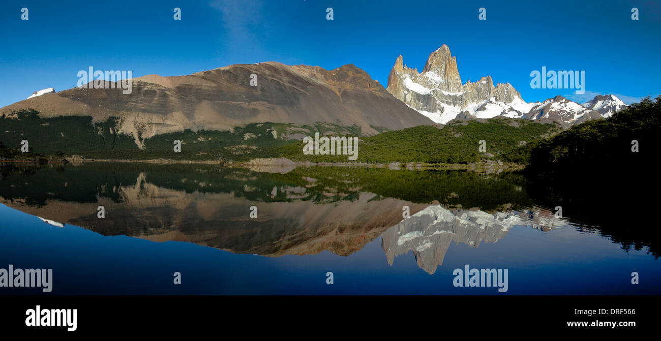 Montare il fitzroy riflessa in un lago argentina Foto Stock