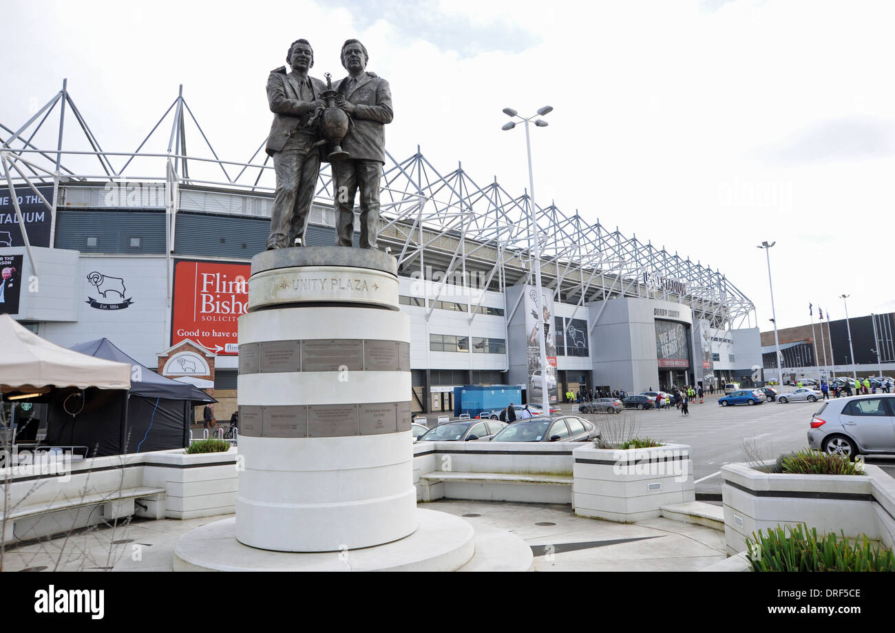 La Brian Clough e Peter Taylor statua recentemente rinominato iPro Stadium a Derby County Football Club Foto Stock