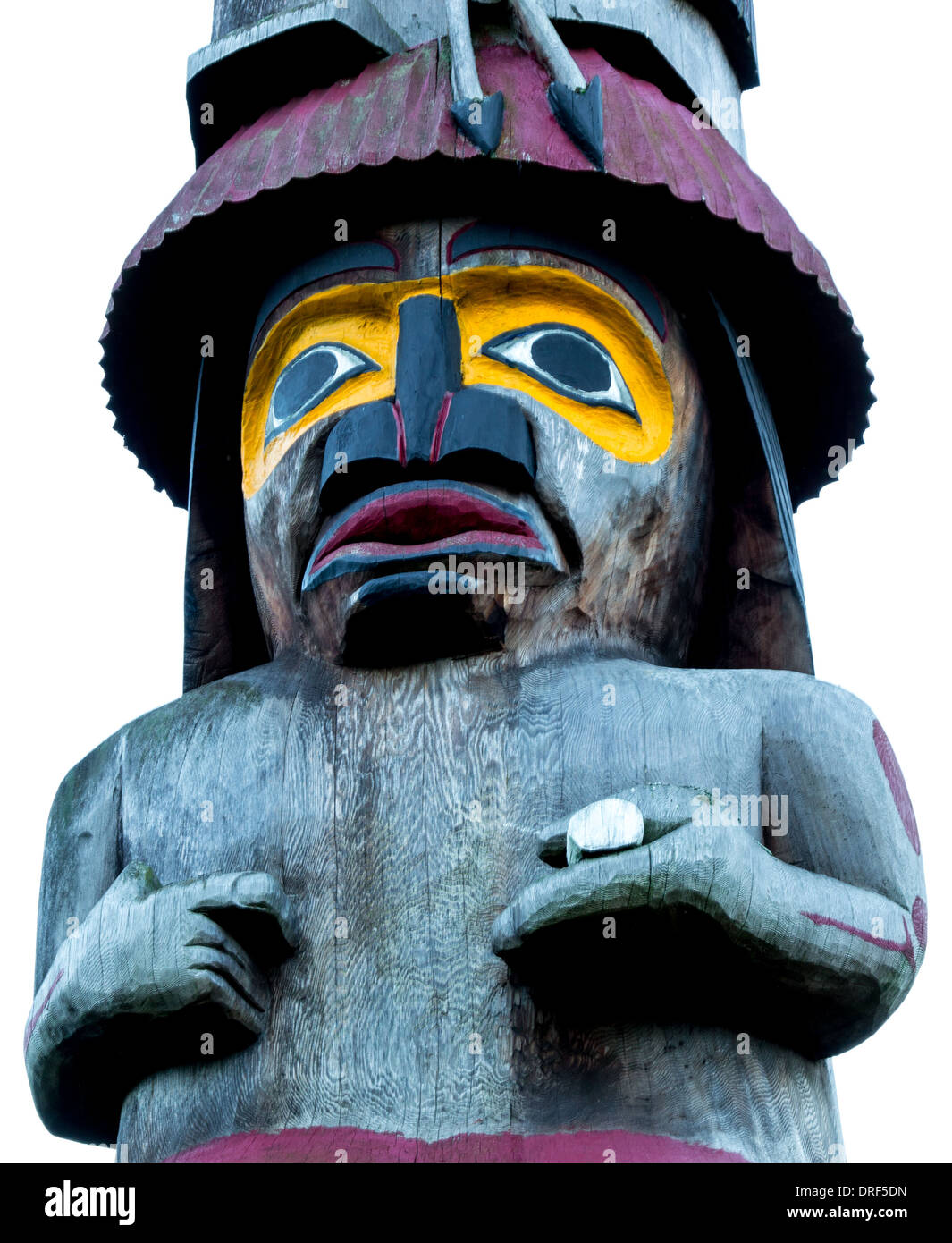 Una figura su un nativo del totem pole è intagliato a mano fuori del cedro rosso. Foto Stock