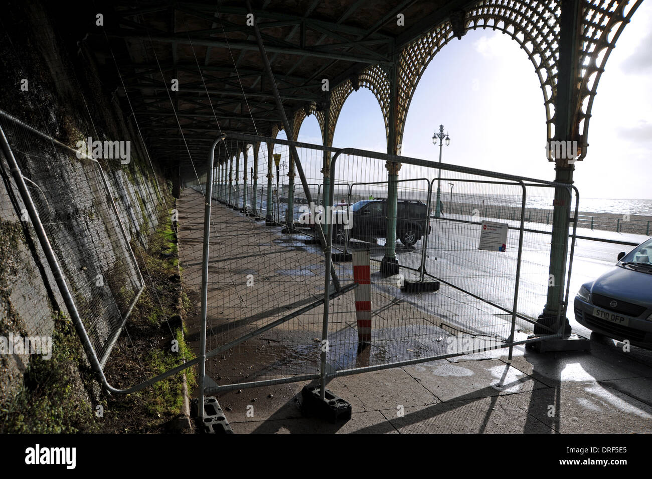 La terrazza di Madeira arcate che sono nella necessità di riparazione lungo Brighton Seafront e chiuso al pubblico Foto Stock