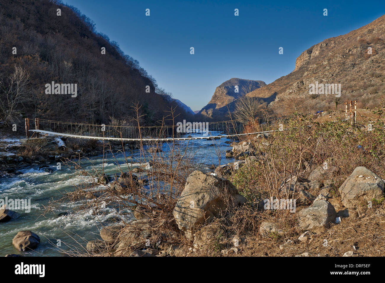 Il ponte della catena su fiume Rami al viaggio di esplorazione per Samshvilde, Kvemo Kartli, Georgia Foto Stock