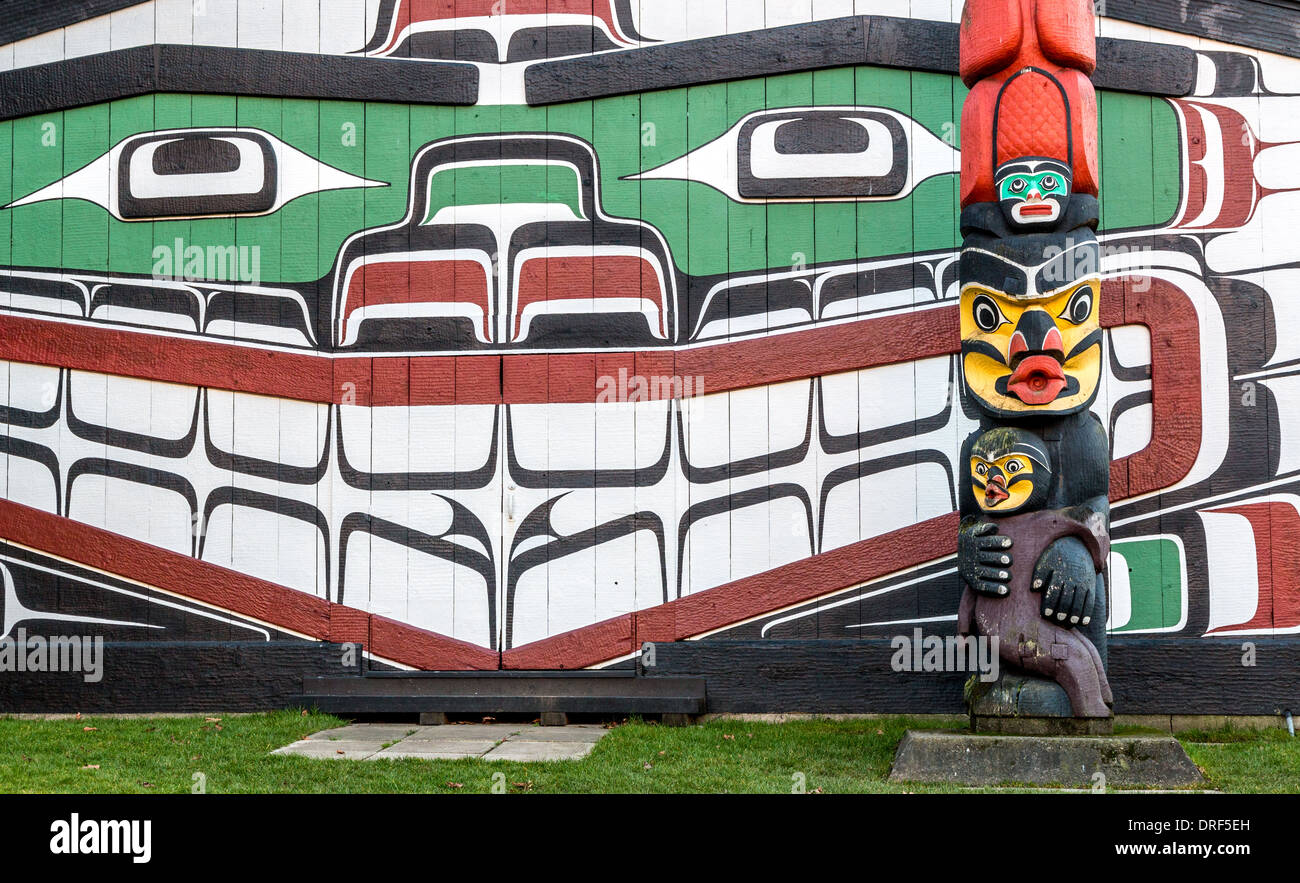 Un intaglio a mano del totem pole al fianco di altri arte nativa in Victoria British Columbia, Canada Foto Stock