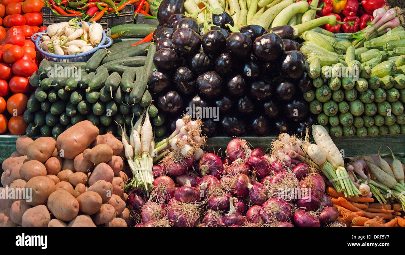 Un display di ottima qualità ortaggi per la vendita su uno stallo nel souk Tangeri Foto Stock