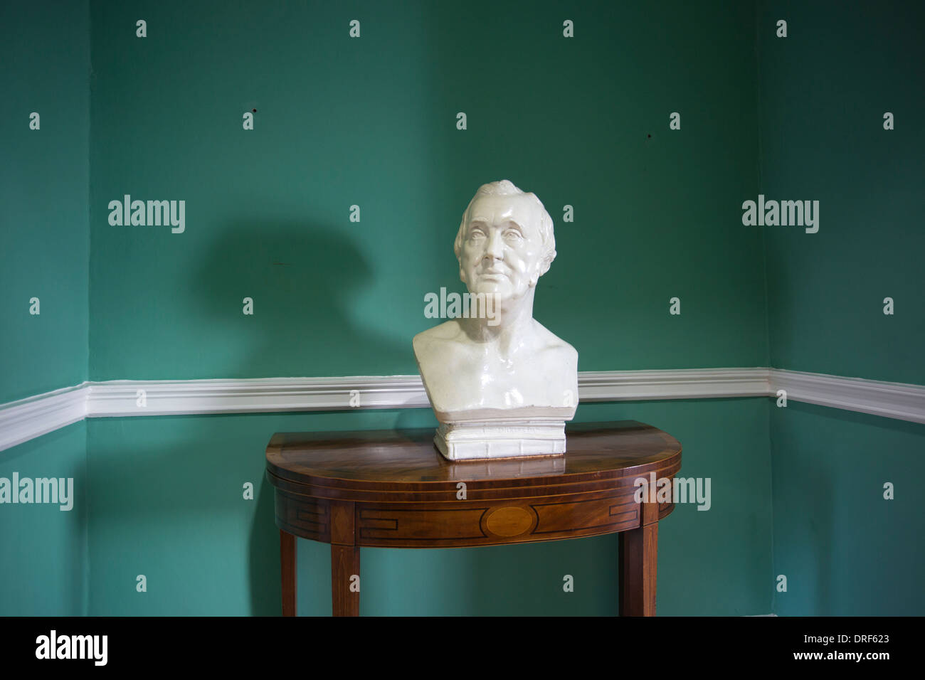 Busto di Giovanni Dickens padre di Charles Dickens Birthplace Museum, 393 vecchia strada commerciale, Portsmouth, Hampshire, Inghilterra, Regno Unito Foto Stock