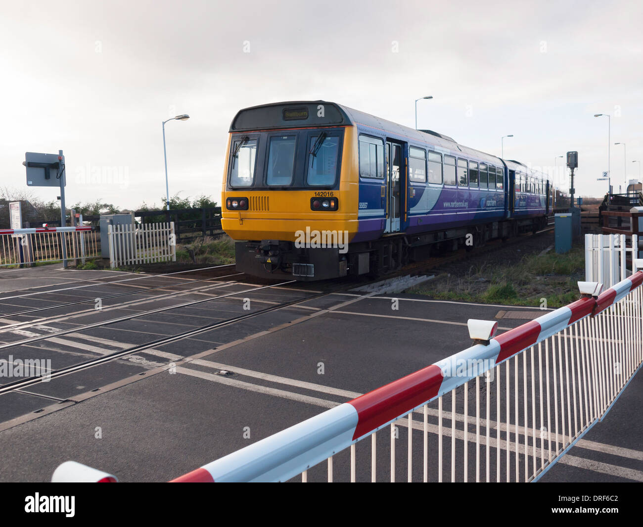 Nord del convoglio ferroviario sulla a Darlington Saltburn derivazione di linea in partenza stazione Longbeck verso Marske e Saltburn Foto Stock