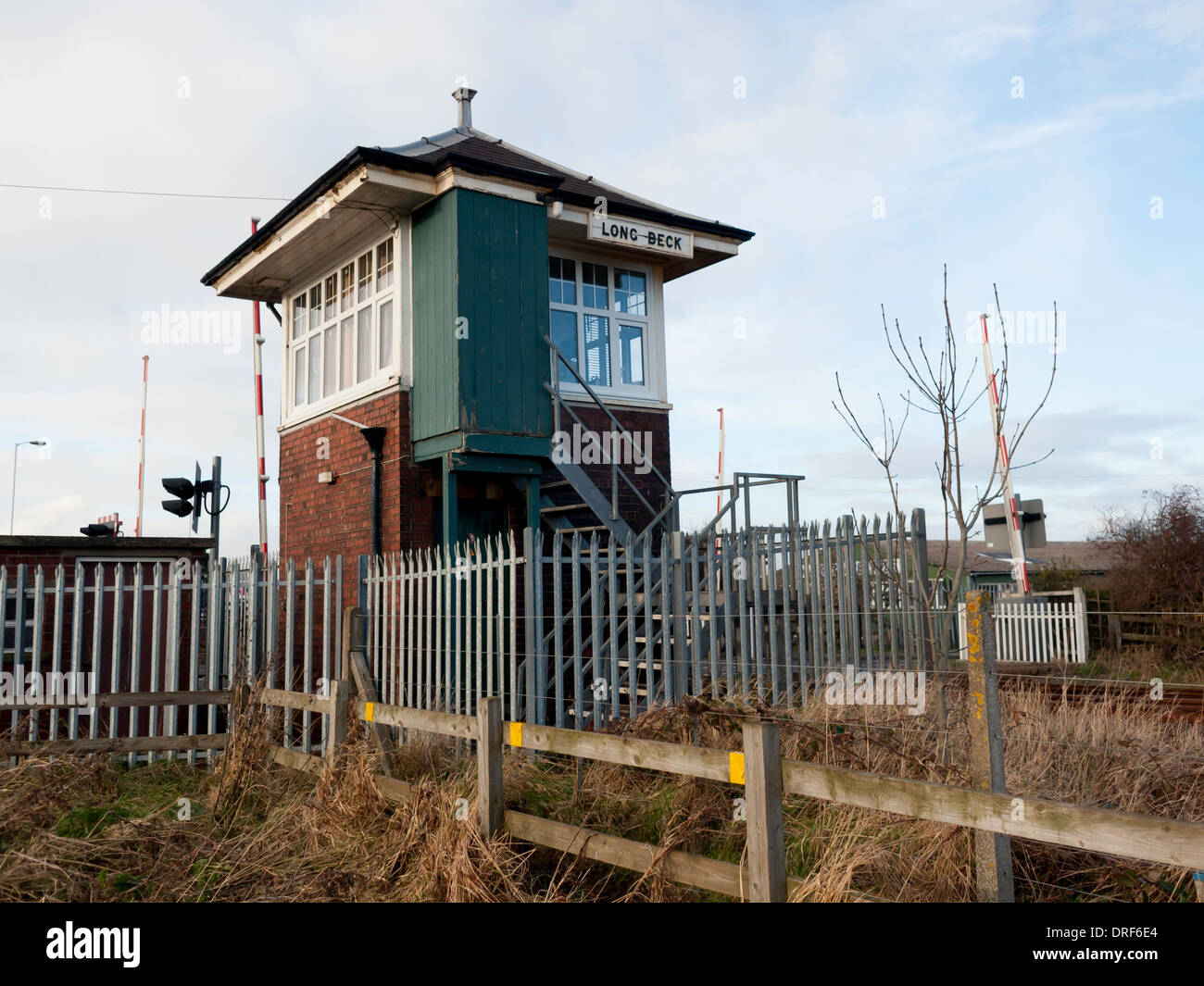 La casella segnale a Longbeck su The Darlington a Saltburn linea di ramificazione costantemente presidiata per un funzionamento sicuro del passaggio a livello Foto Stock