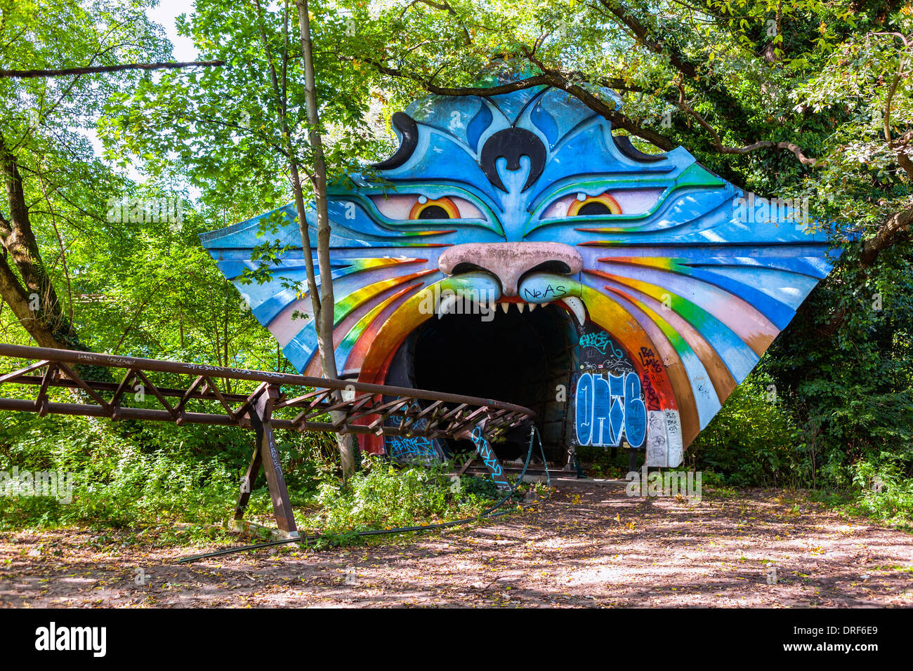 Rollercoaster e monster bocca entrata a tunnel in disuso abbandonati, parco divertimenti -, Spreepark Planterwald, Berlino, Germania Foto Stock