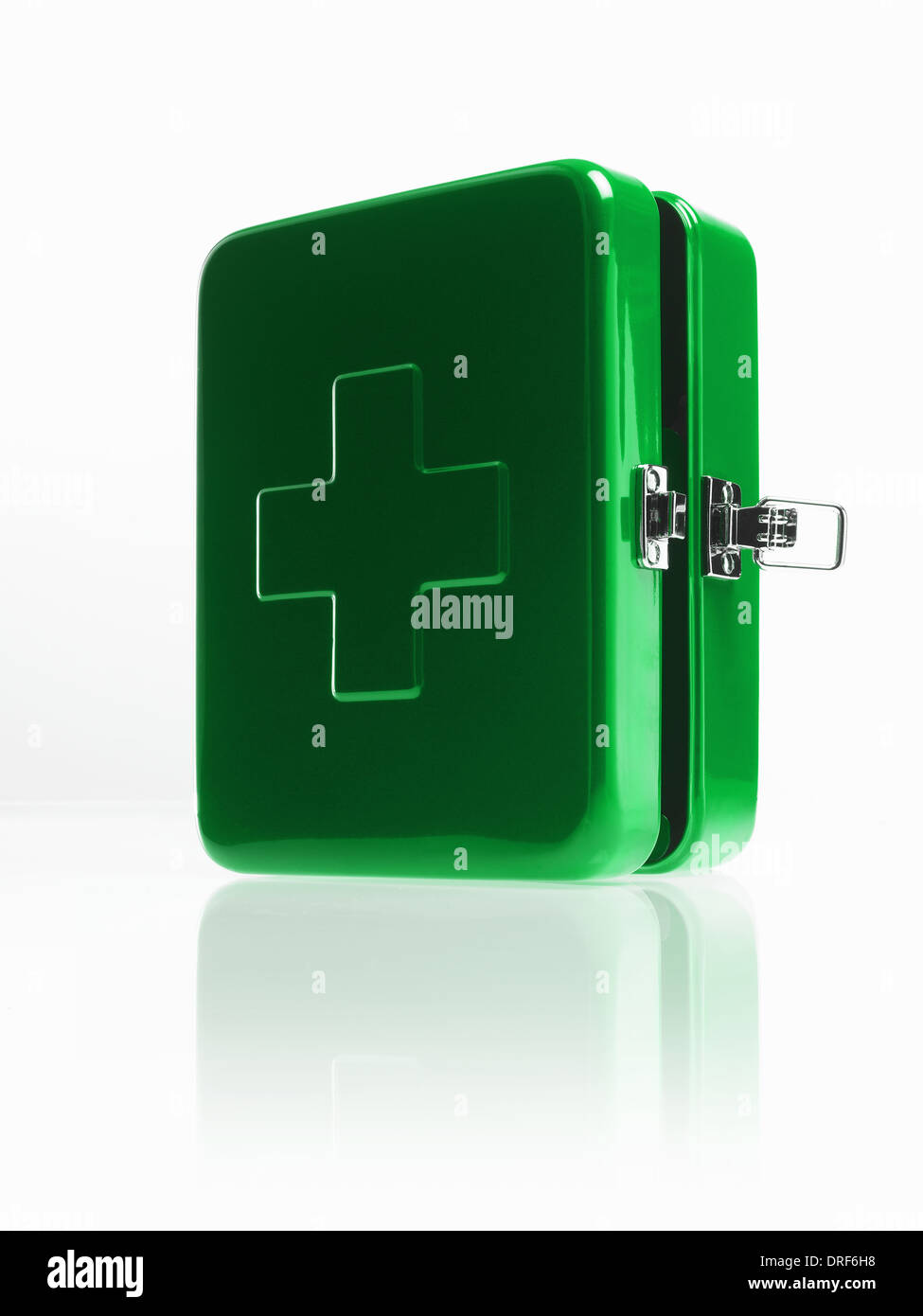 Metallo verde cassetta di pronto soccorso con il dispositivo di fissaggio Foto Stock