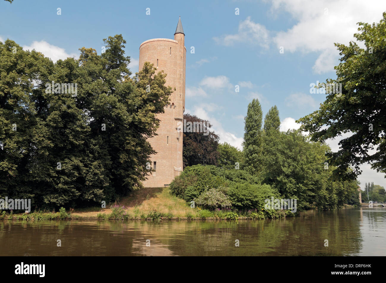 Parco Minnewater Torre della Polvere sul canale Bruges-Ghent, Bruges (Brugge), Fiandre Occidentali, Belgio. Foto Stock