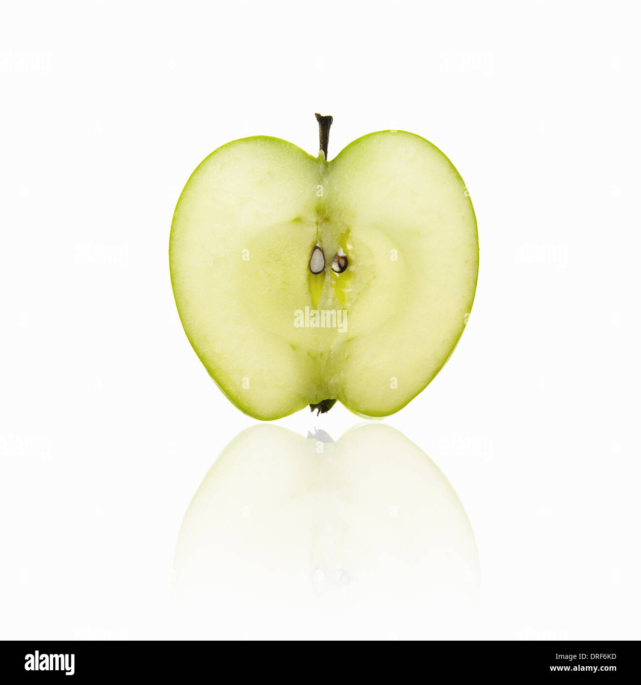 Sezione trasversale di una mela tagliata a metà Foto Stock