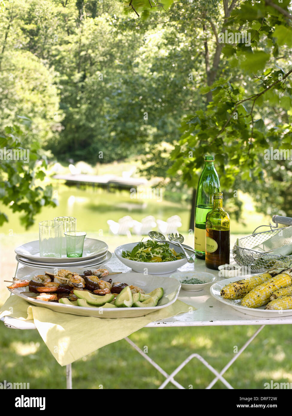 Maryland usa un tavolo buffet impostato in giardino con buffet di insalate Foto Stock