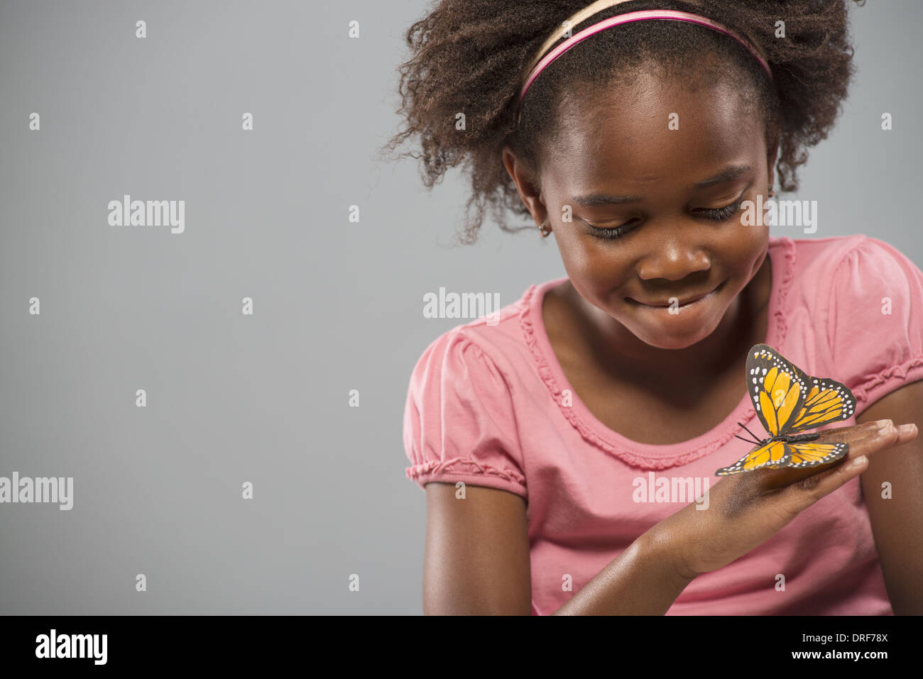 USA Utah ragazza con farfalla gialla sulla sua mano ferma Foto Stock