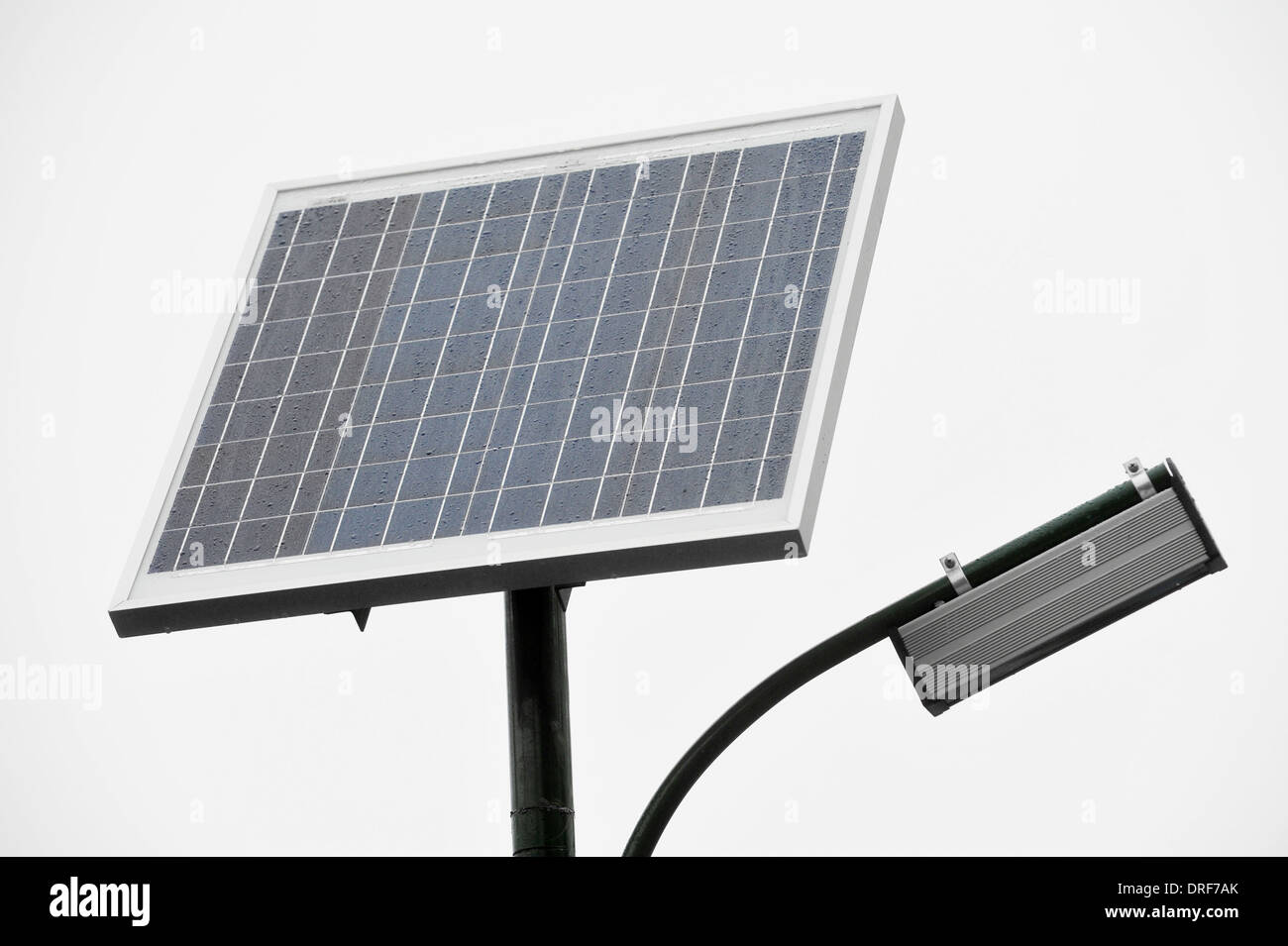 Illuminazione pubblica pole con pannello fotovoltaico Foto Stock