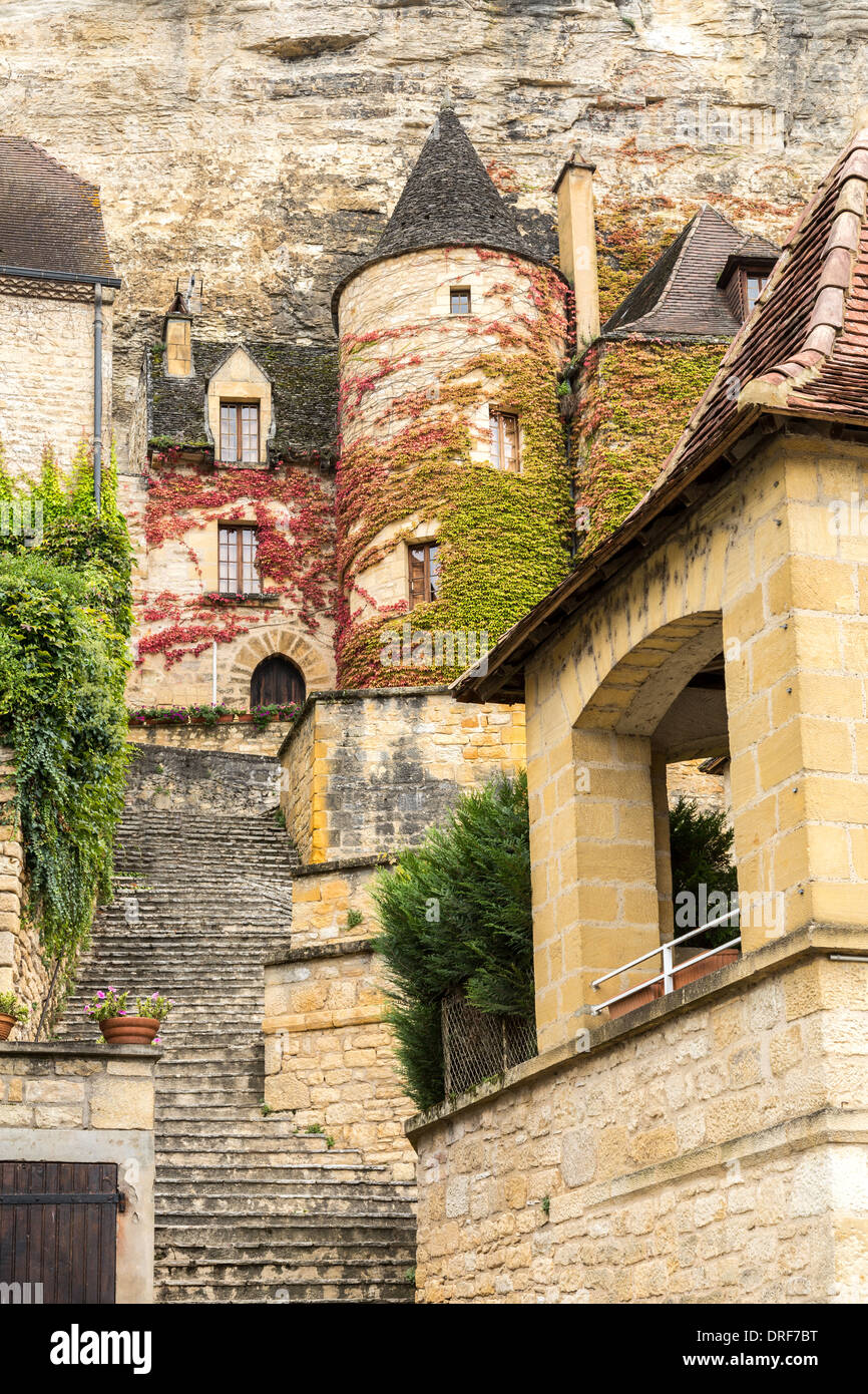 La Roque-Gageac, Dordogne, la Francia, l'Europa. Passi lungo fino a questo meraviglioso villaggio costruito sul fianco di una collina lungo il fiume. Foto Stock