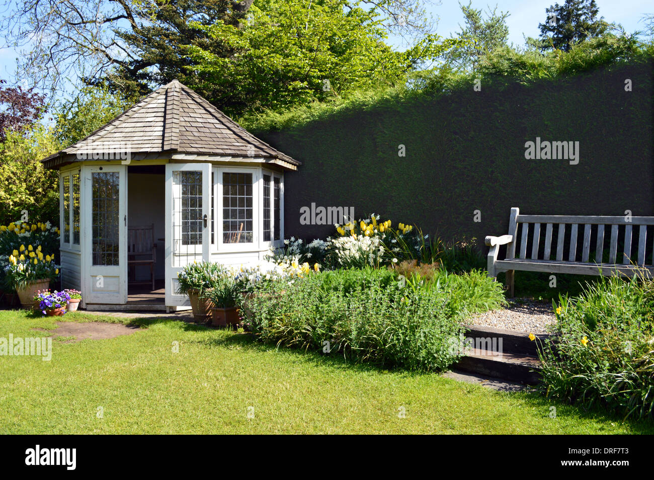 Summerhouse & banco in un giardino convenzionale sul display della RHS Garden Harlow Carr, Harrogate, Yorkshire. Foto Stock