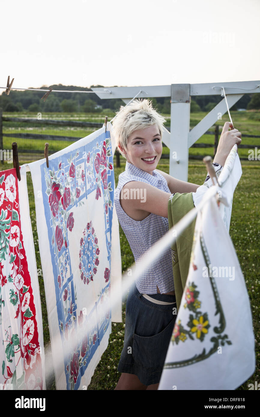 Maryland USA adolescente appendere fuori i tessuti sulla linea di lavaggio Foto Stock