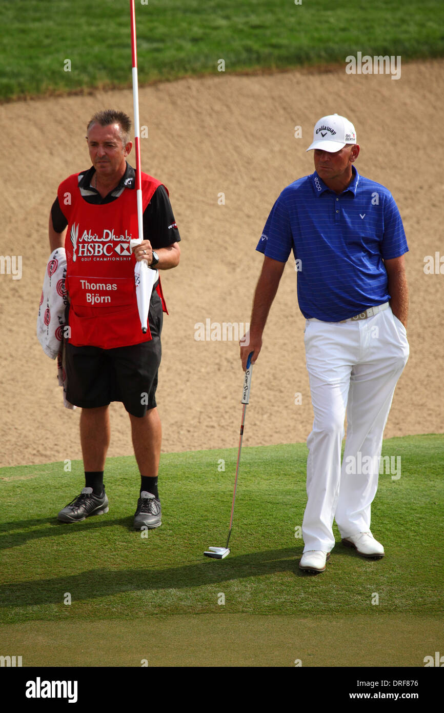 Thomas Bjørn giocando nel 2014 Abu Dhabi HSBC Golf Championship. Il campionato è un PGA European Tour evento. Foto Stock