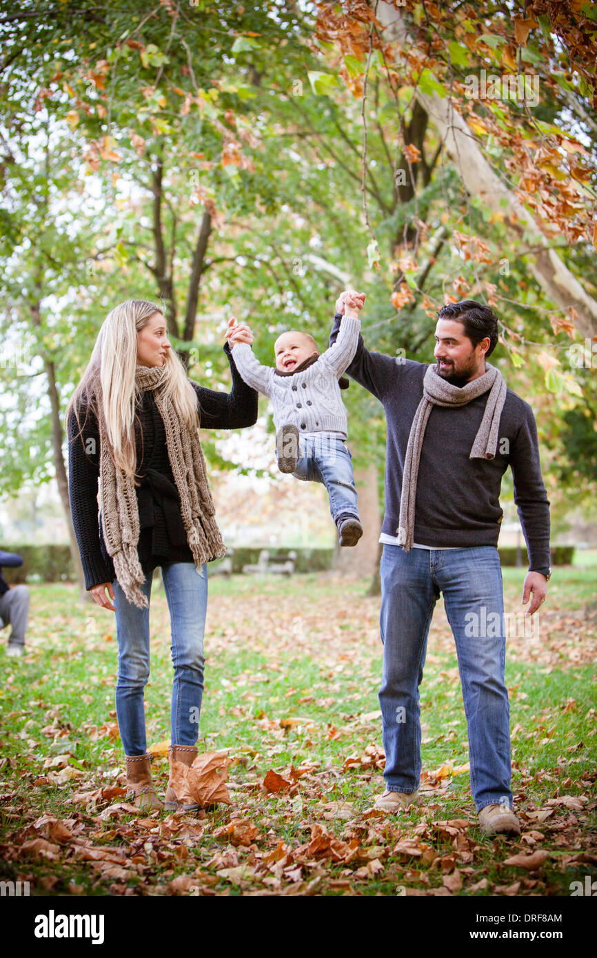 Famiglia con un bambino di ingannare intorno in un parco, osijek, Croazia Foto Stock