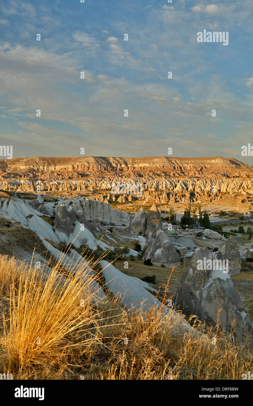 Badlands, Camini di Fata e mesa, vicino a Goreme, Cappadocia, Turchia Foto Stock
