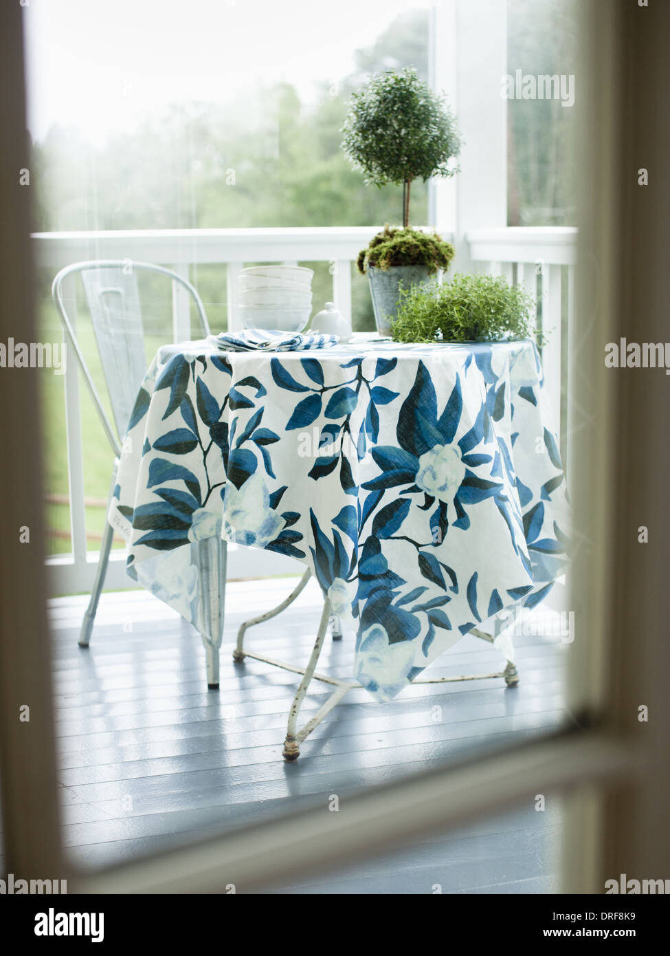 Maryland USA tavolo e sedia sul dipinto di bianco casa portico Foto Stock