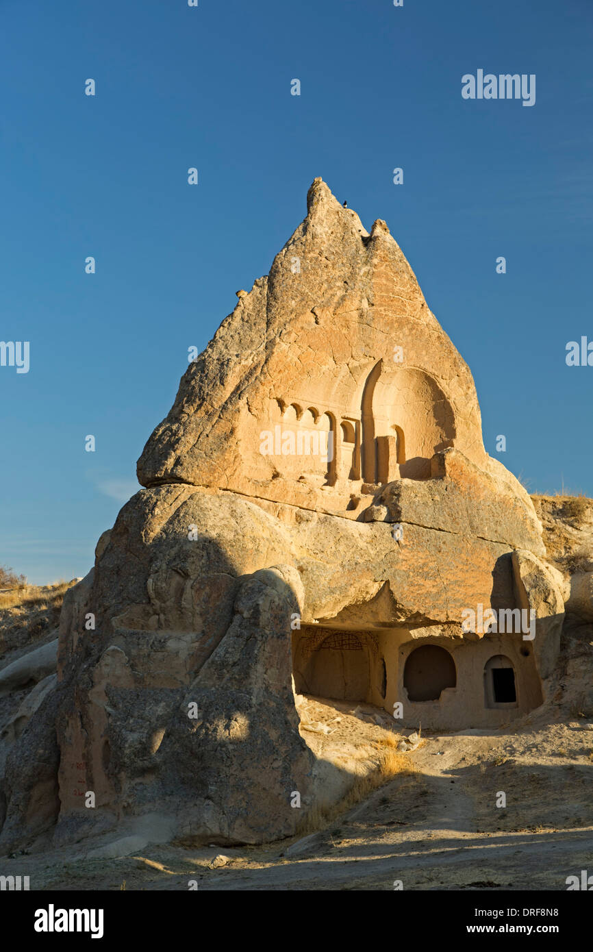Abitazione in fairy chimney, spade Valley (Meskendir), vicino a Goreme, Cappadocia, Turchia Foto Stock