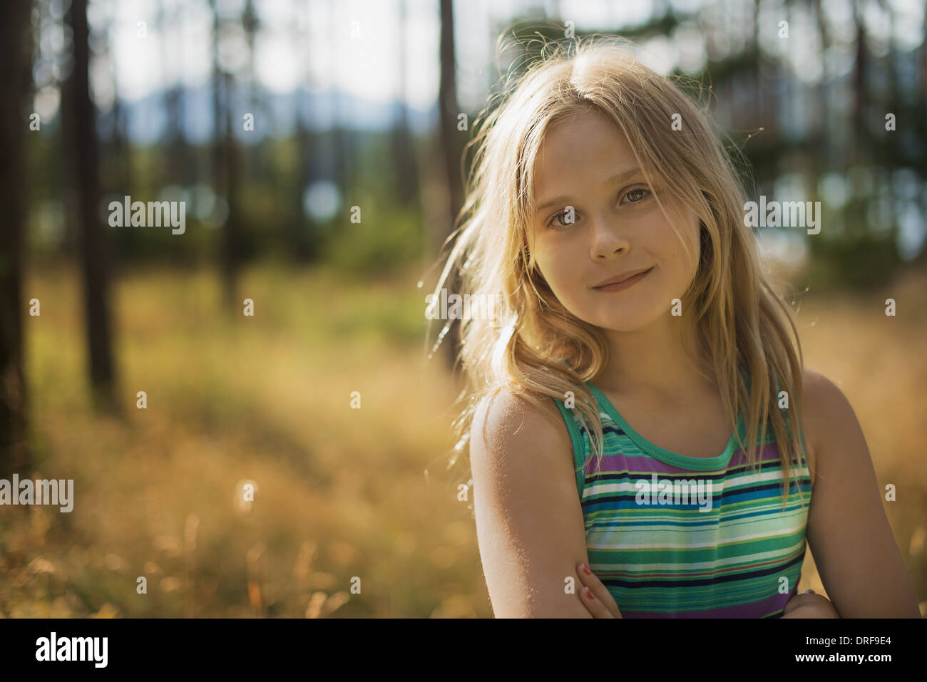 Lo stato di New York STATI UNITI D'AMERICA bambino con lunghi capelli biondi nel bosco di lago Foto Stock