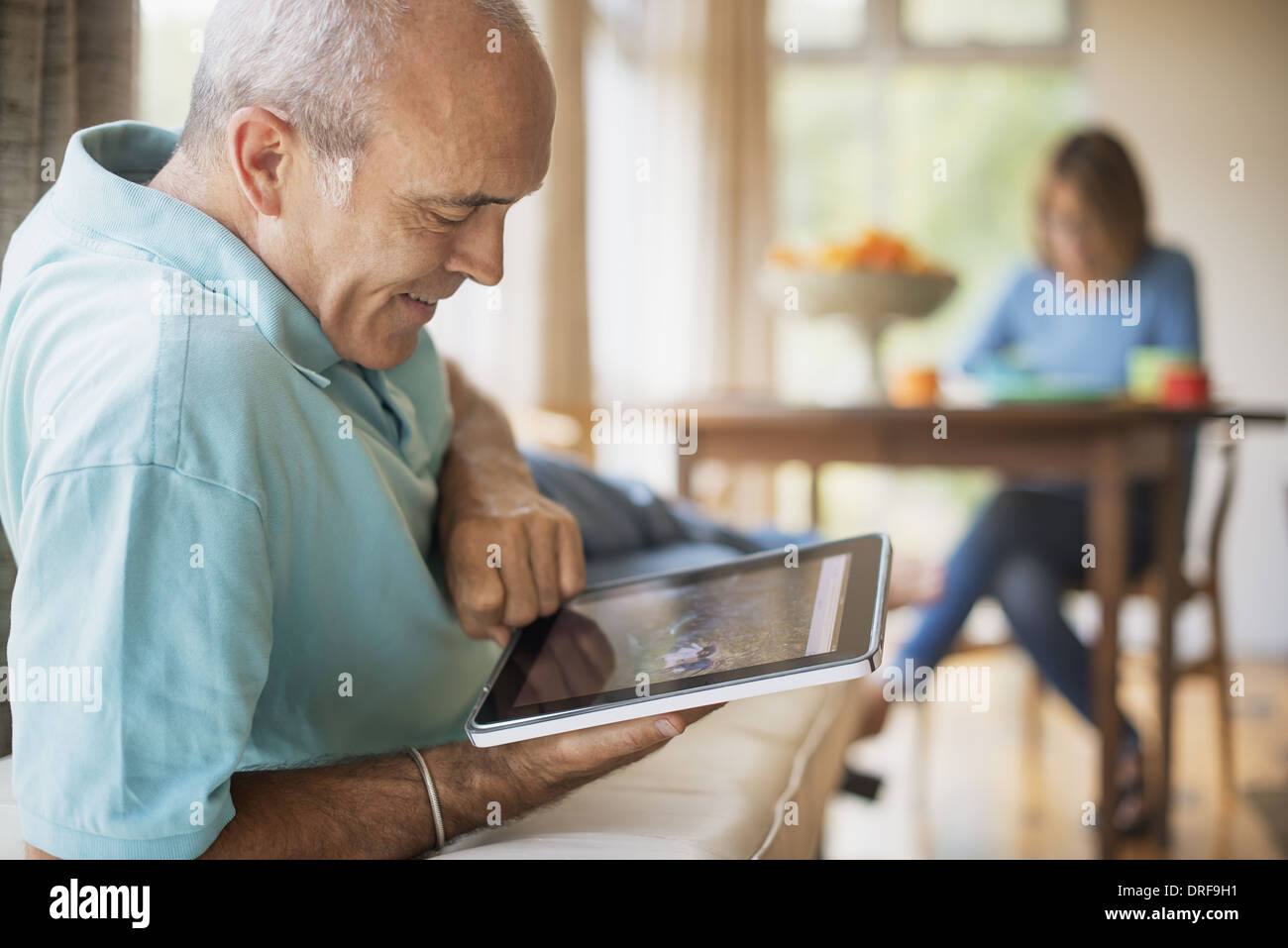 Lo stato di New York STATI UNITI D'AMERICA uomo seduto in agriturismo cucina digitale compressa Foto Stock