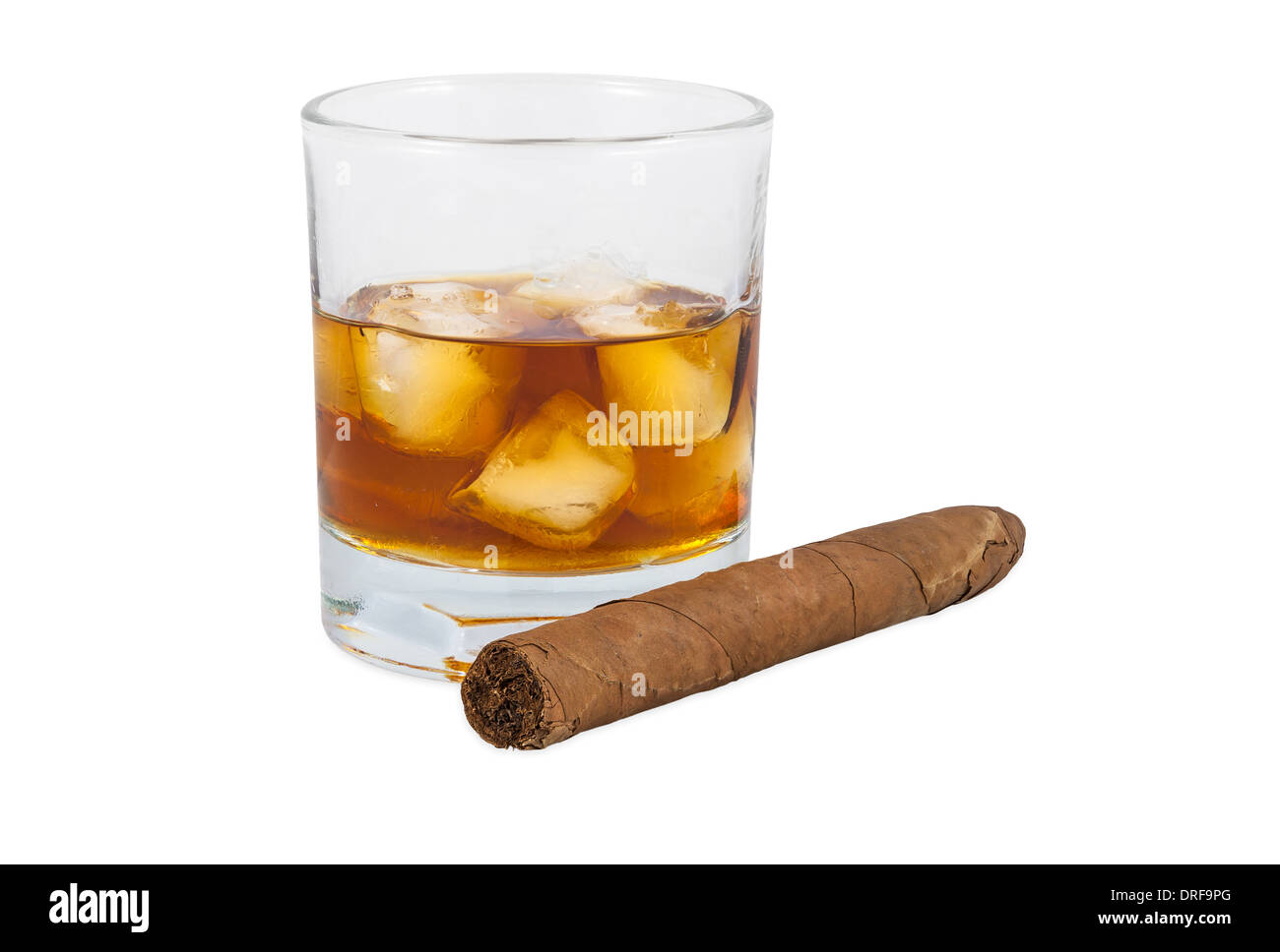 Bicchiere di whiskey con ghiaccio e sigaro isolato su sfondo bianco con tracciato di ritaglio Foto Stock