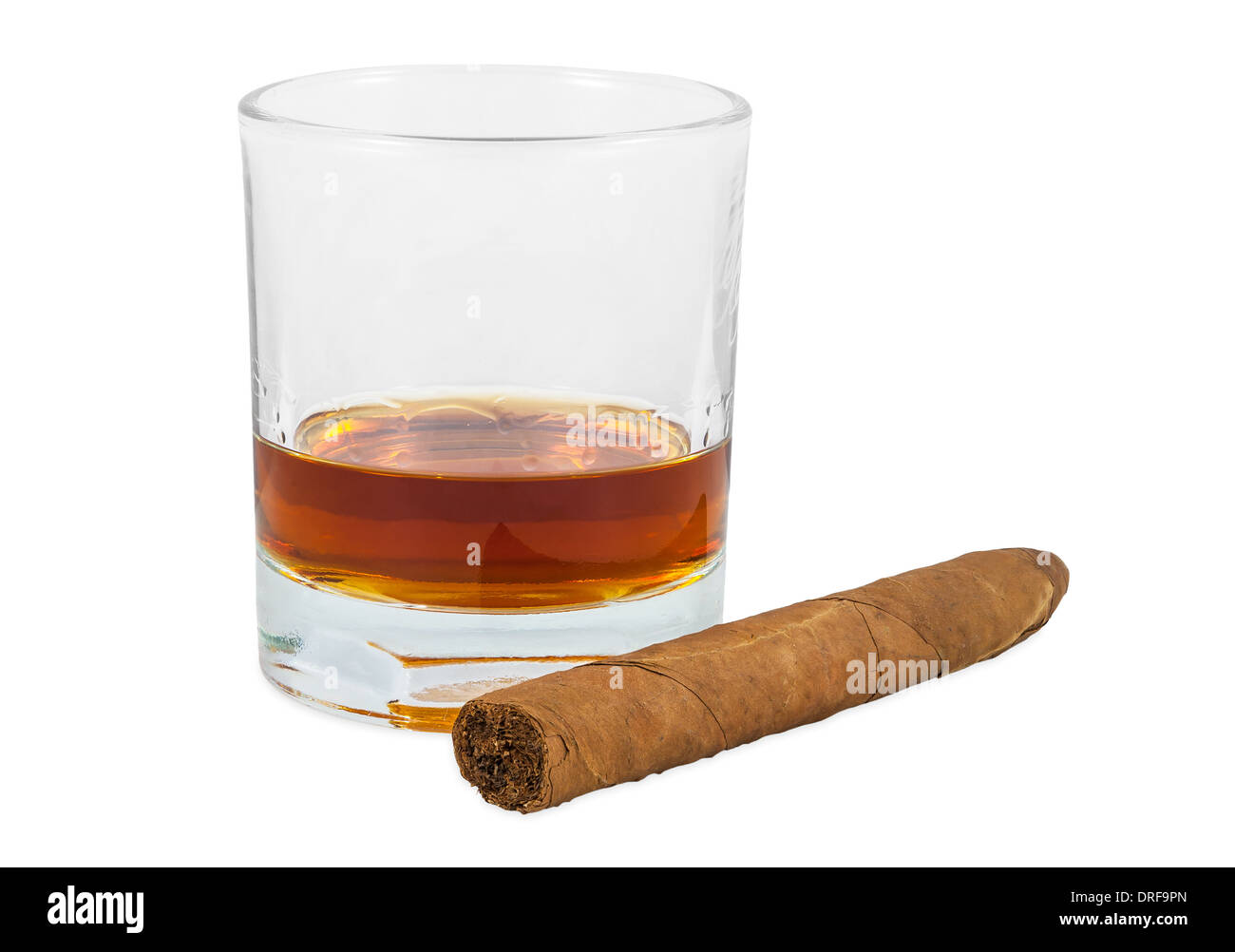 Bicchiere di whiskey e sigari isolato su sfondo bianco con tracciato di ritaglio Foto Stock