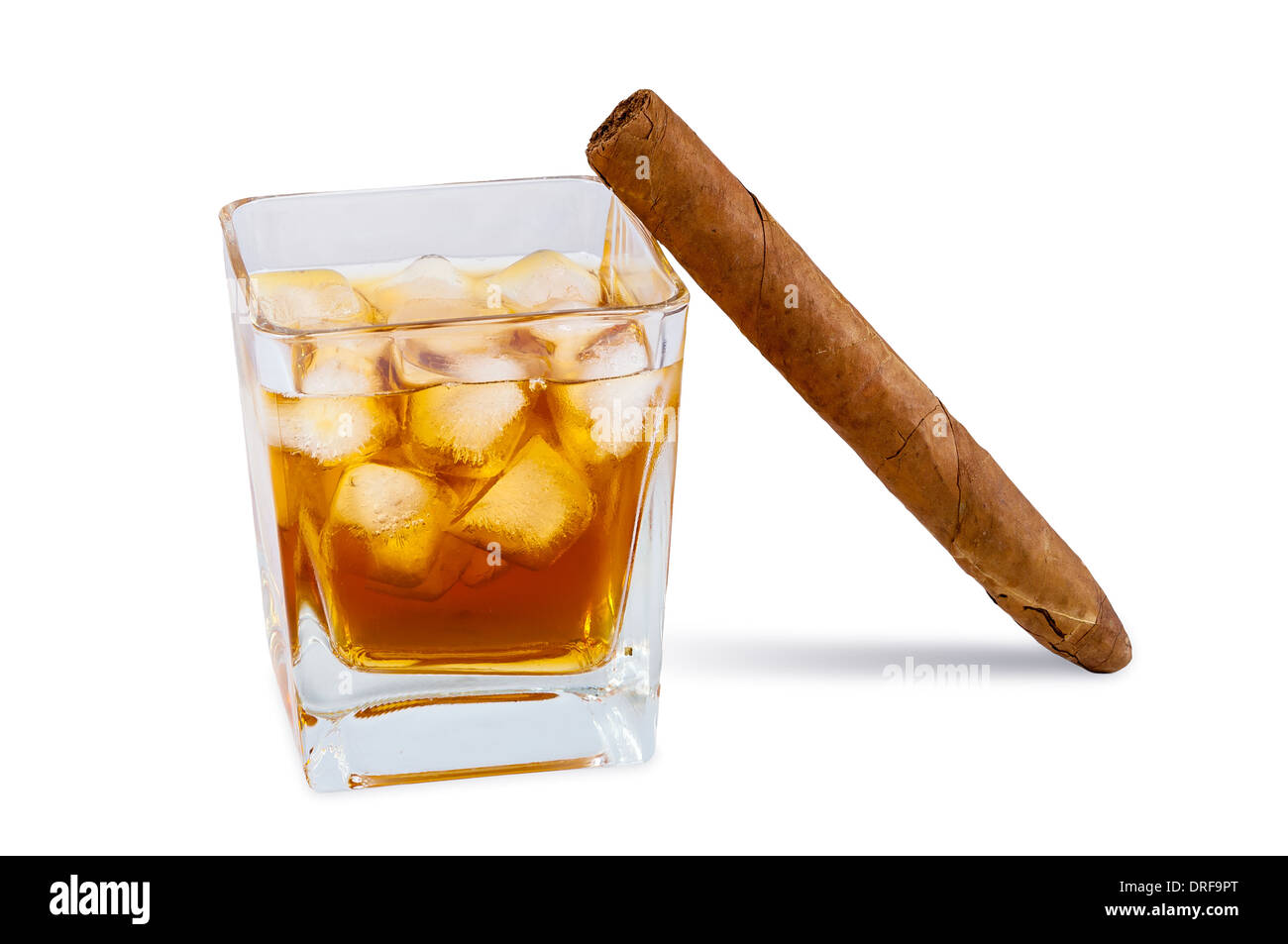 Bicchiere di whiskey con ghiaccio e sigaro isolato su sfondo bianco con tracciato di ritaglio Foto Stock
