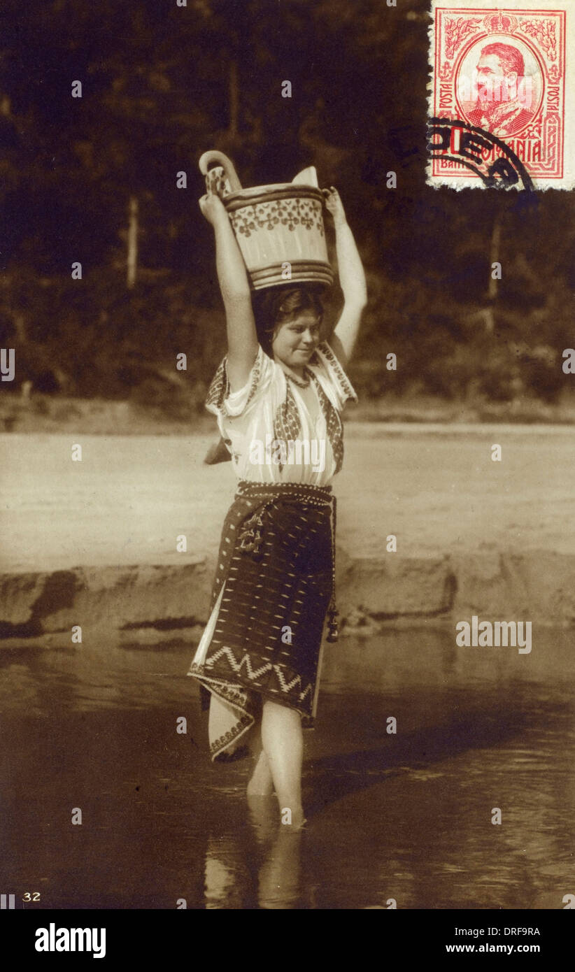 Donna rumena - portando acqua Foto Stock