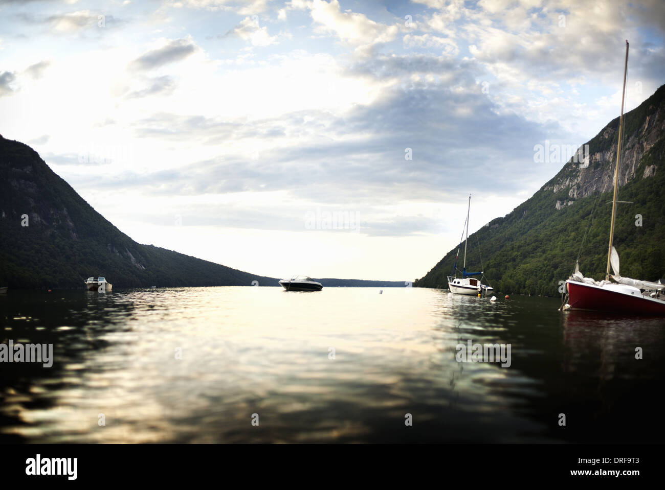 USA due barche e yacht motoscafo ormeggiato sul lago calmo Foto Stock