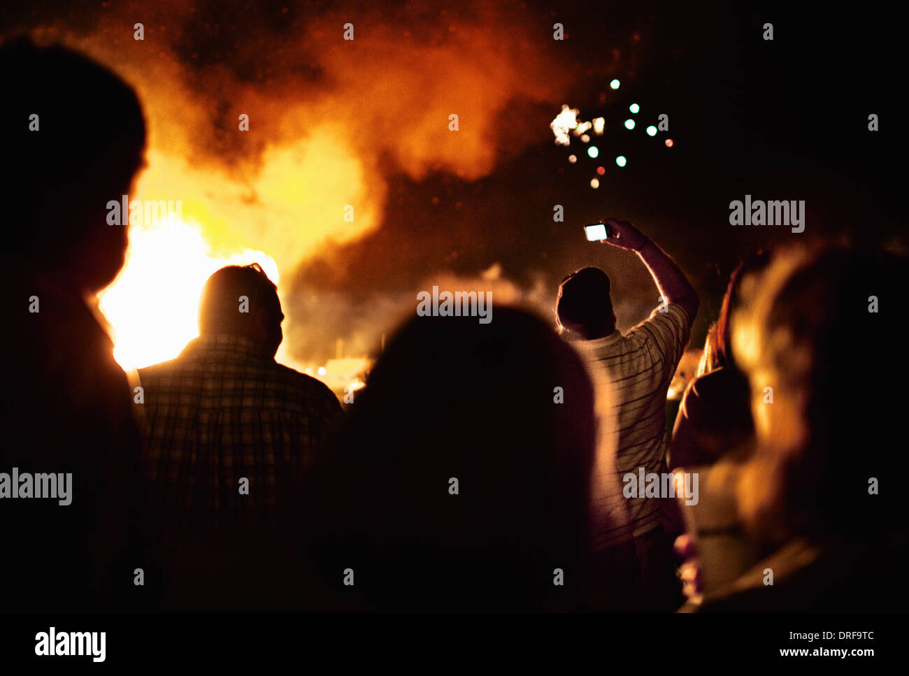 Stati Uniti d'America sagome delle persone intorno a grandi falò Foto Stock