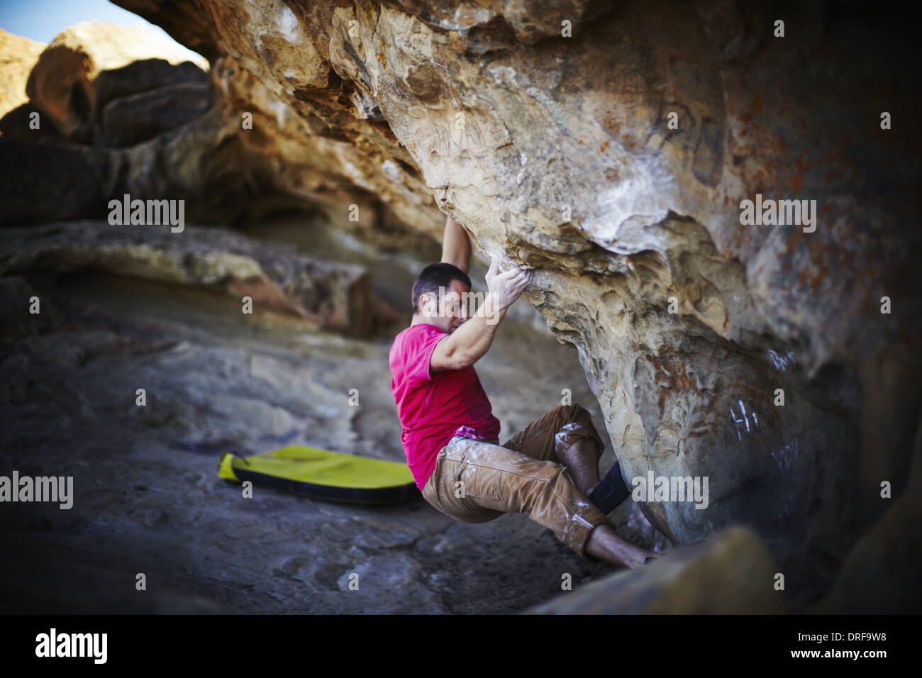 USA L'uomo free climbing sulla sporgenza di roccia Foto Stock