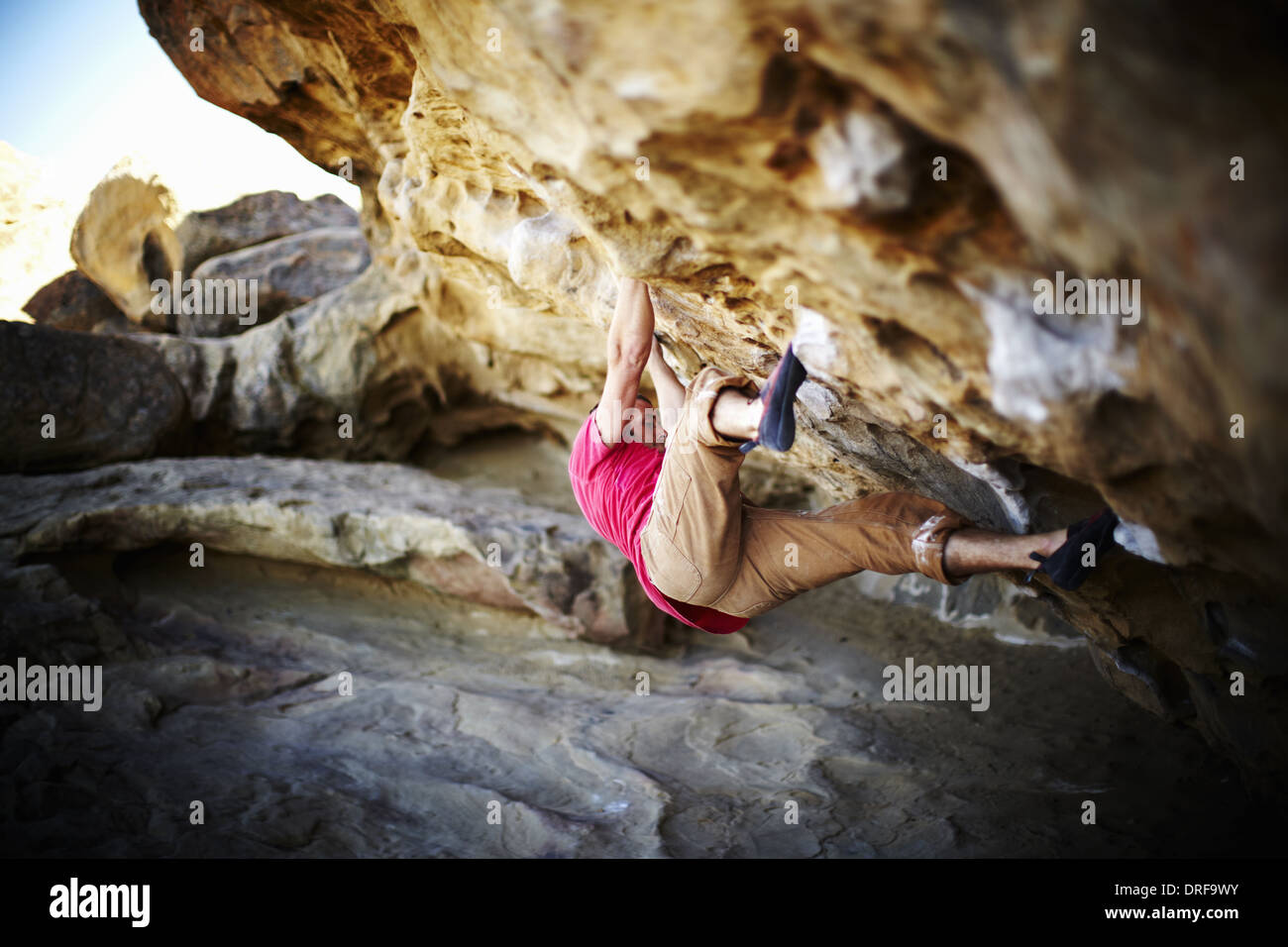 USA L'uomo free climbing sulla sporgenza di roccia Foto Stock
