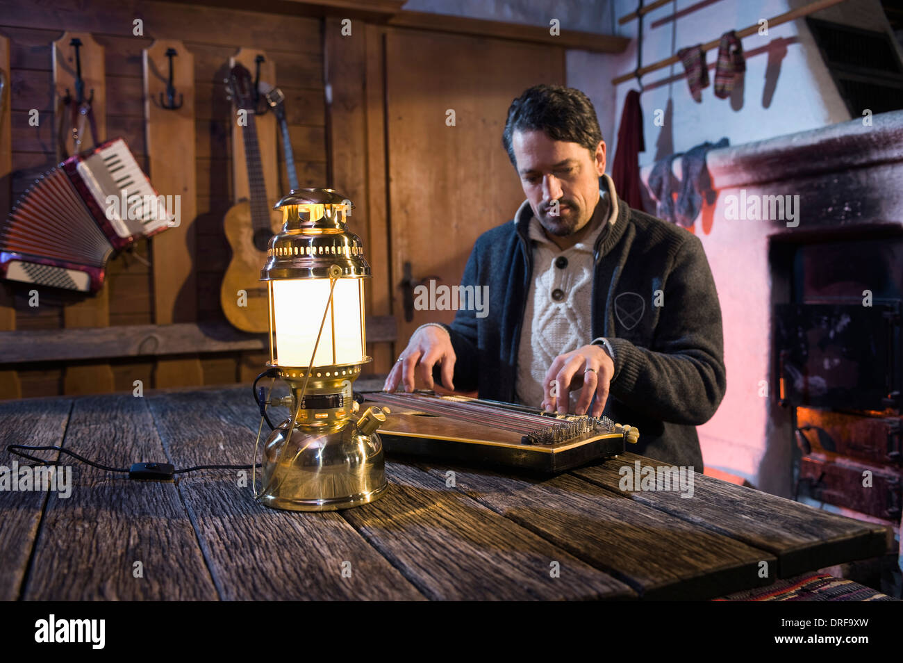 Zither immagini e fotografie stock ad alta risoluzione - Alamy