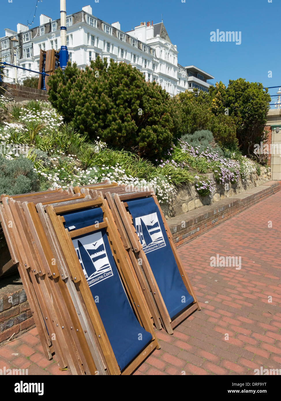 Soleggiato ripiegato sdraio in legno sul lungomare, Eastbourne, East Sussex, England, Regno Unito Foto Stock