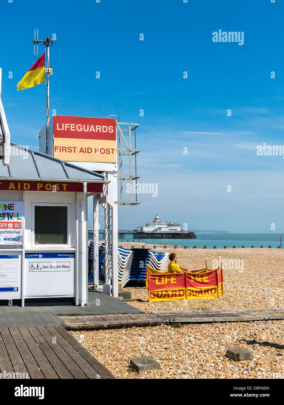 Stazione bagnino di salvataggio e di primo soccorso post sulla spiaggia di Eastbourne con pier oltre, Eastbourne, East Sussex, England, Regno Unito Foto Stock
