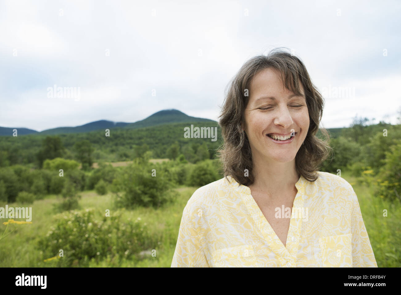 Woodstock New York STATI UNITI D'AMERICA donna in aperta campagna dal lago di montagna Foto Stock