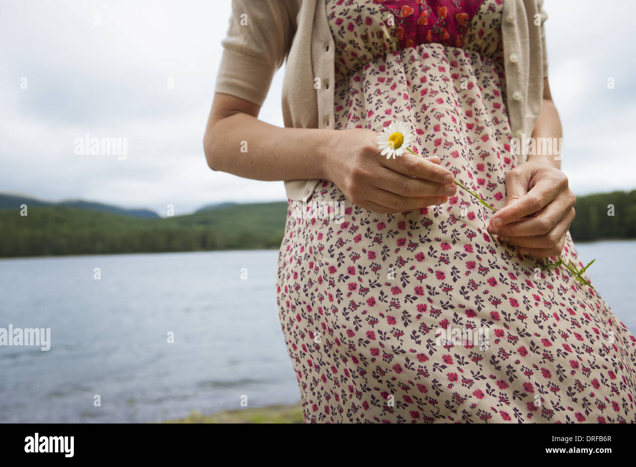 Woodstock New York STATI UNITI D'AMERICA donna in aperta campagna dal lago di montagna Foto Stock