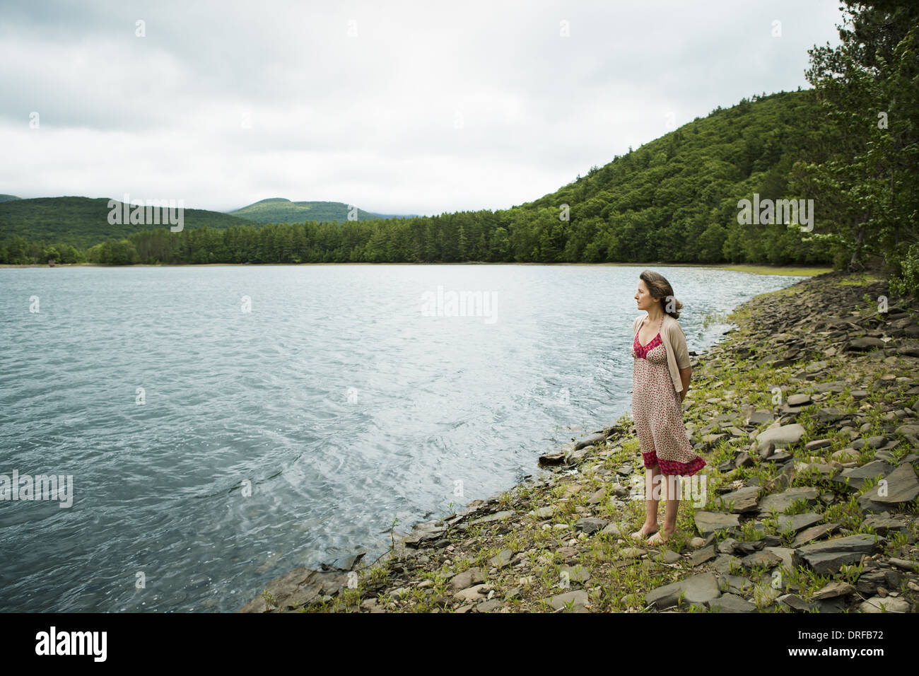 Woodstock New York STATI UNITI D'AMERICA donna in aperta campagna dal lago di montagna Foto Stock