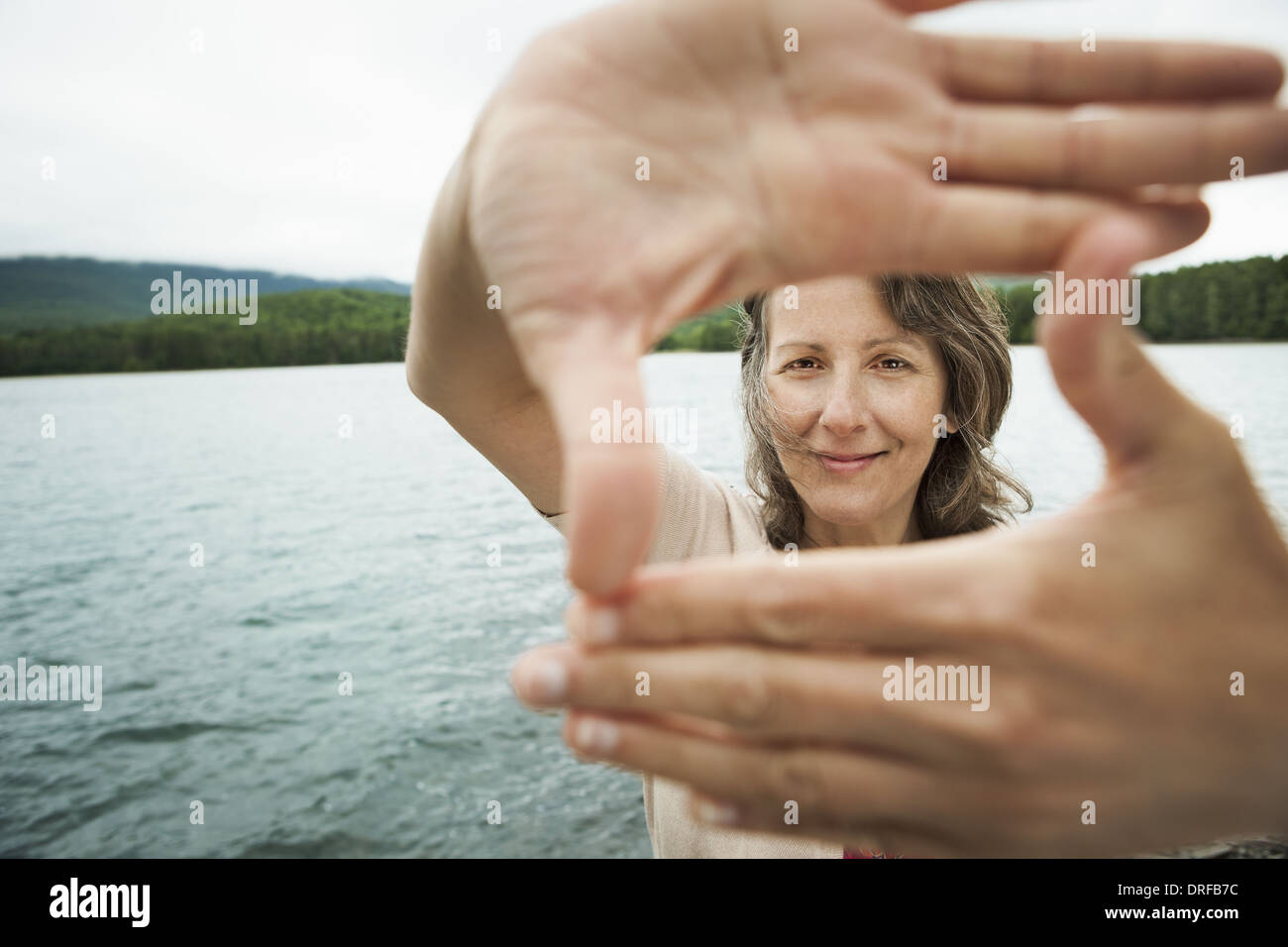 Woodstock New York STATI UNITI D'AMERICA donna in aperta campagna dal lago di montagna Foto Stock