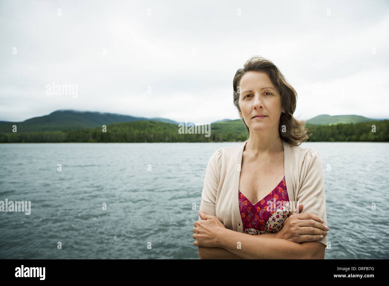 Woodstock New York STATI UNITI D'AMERICA donna in aperta campagna dal lago di montagna Foto Stock