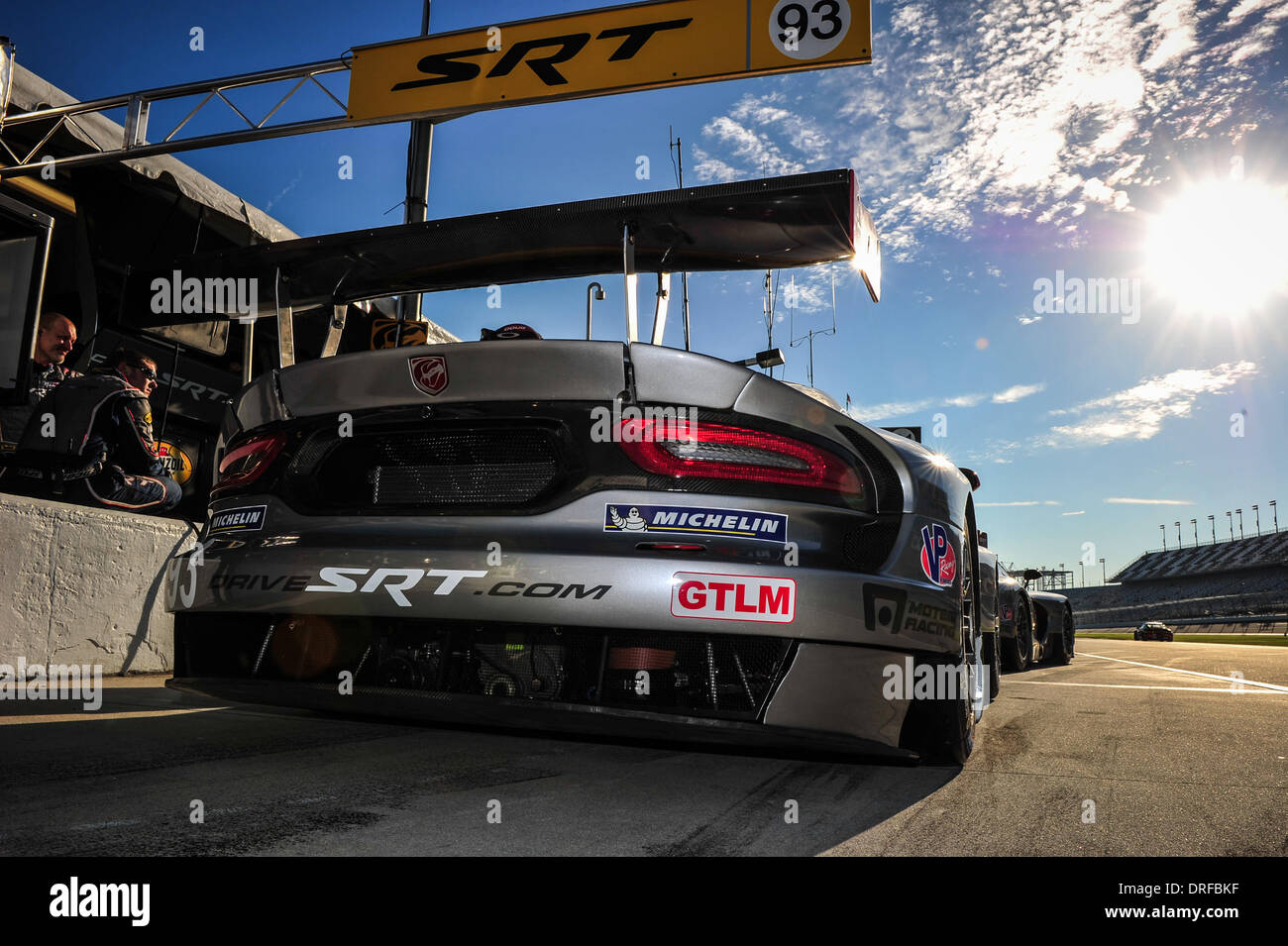 Daytona, STATI UNITI D'AMERICA. 23 gen 2014. Il Tudor Regno Sportcar Campionato Rolex 24 Ore di Daytona pratica che è stata formata di recente dal merge di Grand-Am serie e l'American Le Mans Series . #93 SRT MOTORSPORTS SRT Viper GTS-R VIPER V10 JONATHAN BOMARITO (USA) KUNO WITTMER (CAN) Rob Bell (GBR) Credito: Azione Sport Plus/Alamy Live News Foto Stock