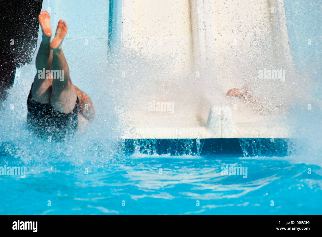 Le persone aventi fun, scorrevole al water park. Foto Stock