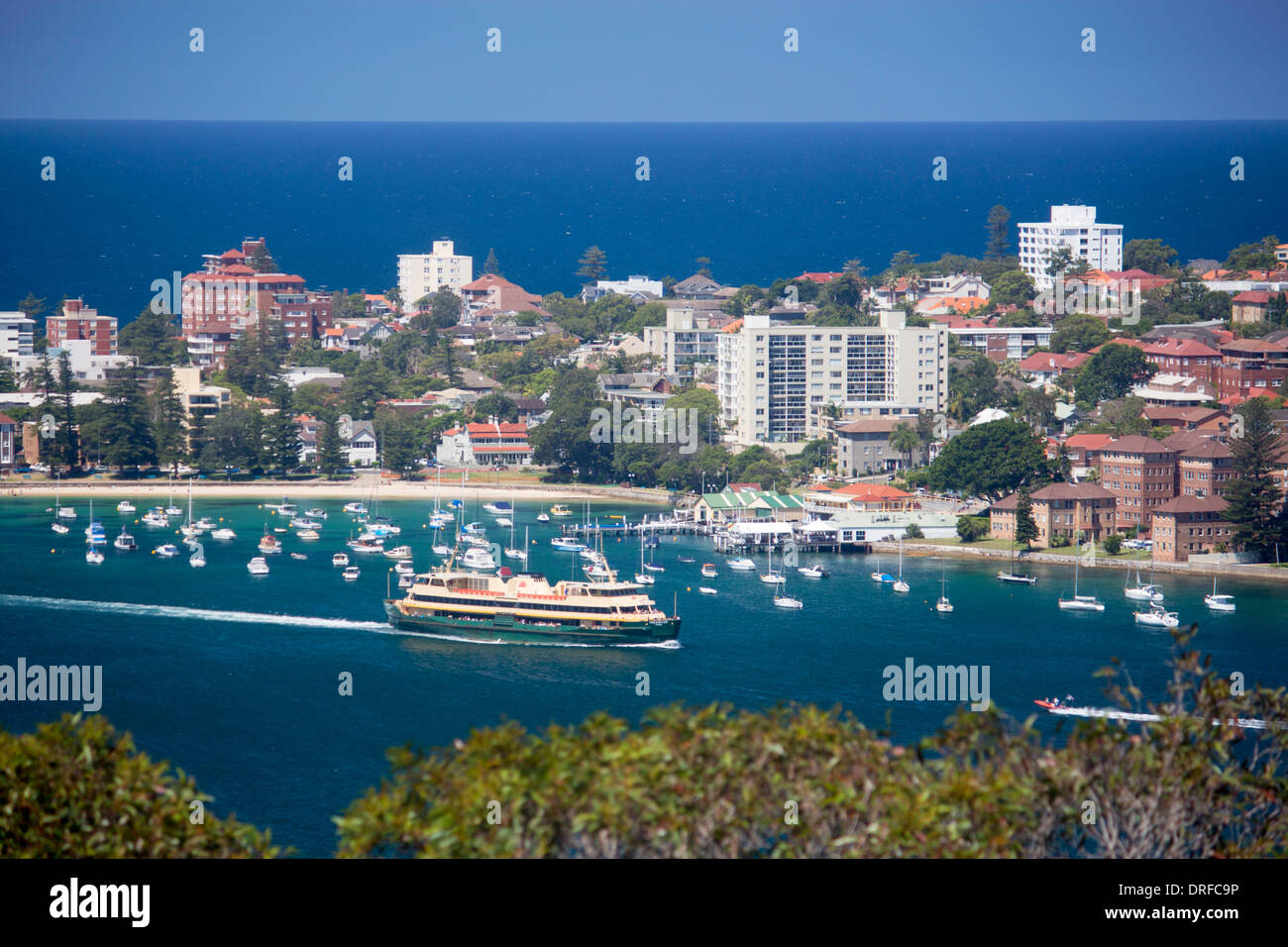 Manly vista da Dobroyd Head con traghetto di lasciare il porto e il Mare di Tasman Oceano Pacifico in distanza Sydney NSW Australia Foto Stock