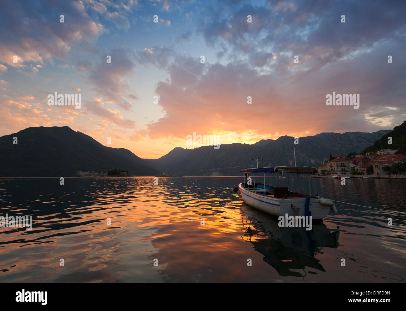 Piccola barca galleggianti ormeggiate in Perast. La Baia di Kotor, Montenegro Foto Stock