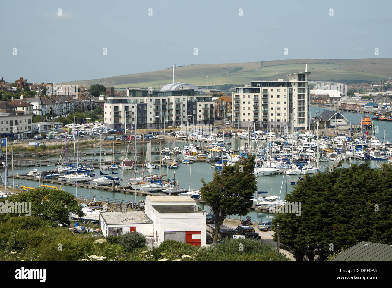 Newhaven, East Sussex, Regno Unito. Marina e il fiume Ouse. South Downs in background. Traghetto va a Dieppe. Foto Stock