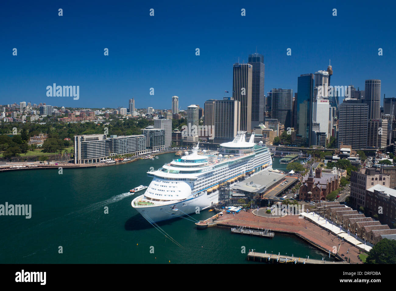 Il Circular Quay con vista sullo skyline di grattacieli CBD con la nave di crociera liner Voyager dei mari ormeggiato a Sydney Foto Stock