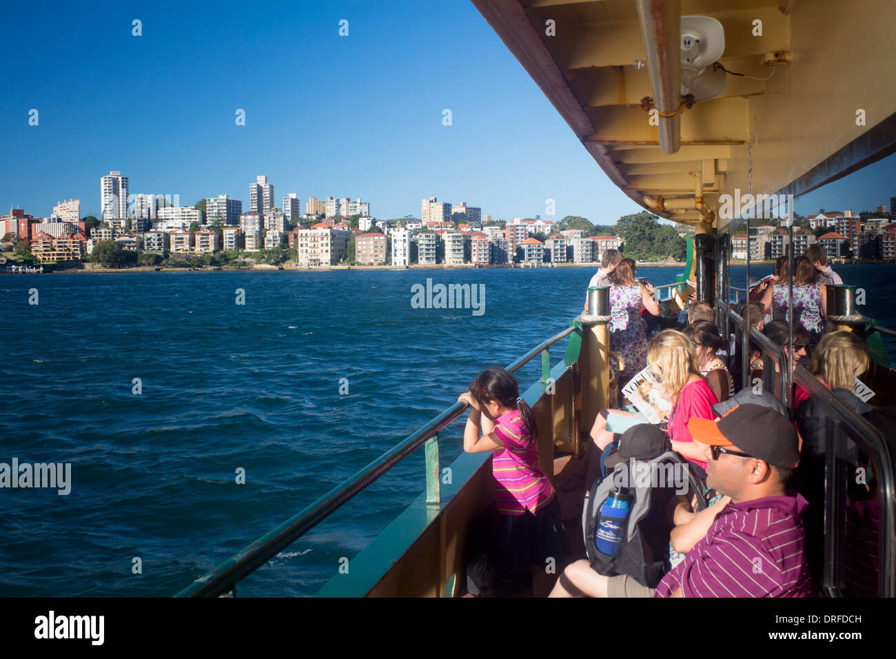 I passeggeri sul ponte del traghetto in uscita Circular Quay con Kirribilli in background Sydney New South Wales NSW Australia Foto Stock